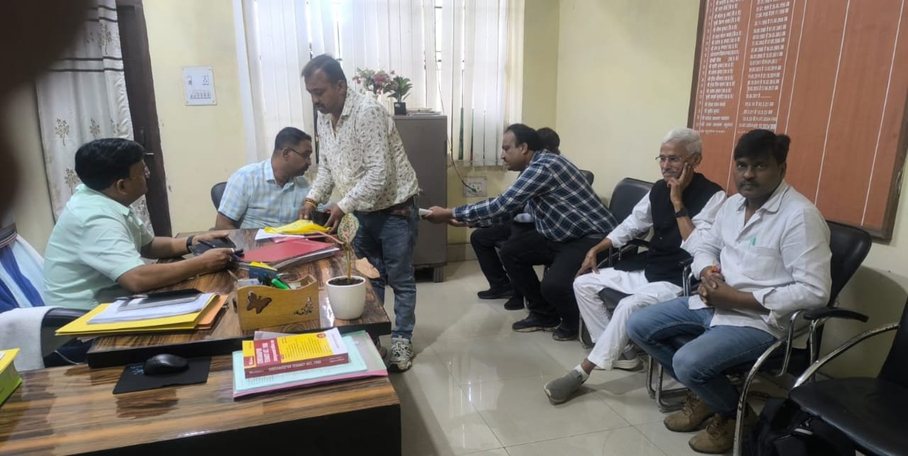 कांग्रेस का प्रतिनिधिमंडल अंचलाधिकारी से मिला