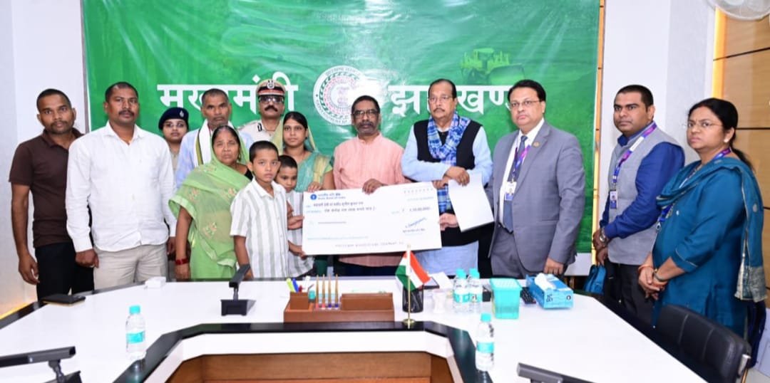 मुख्यमंत्री से शहीद आरक्षी सुनील कुमार राम एवं संतन कुमार मेहता के परिजनों ने की मुलाकात