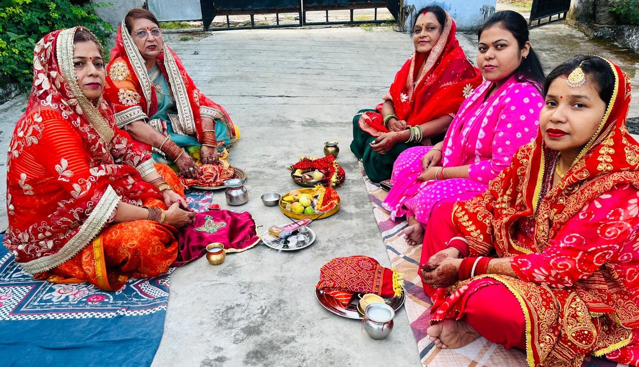 महिलाओं ने अपने पति के लंबी उम्र के लिए किया करवा चौथ का पर्व