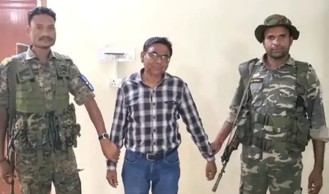 हजारीबाग के दारू में राजस्व कर्मचारी रिश्वत लेते गिरफ्तार