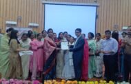 ट्रांसजेंडर समूह के लोगों को उपायुक्त द्वारा उपलब्ध कराया गया पहचान पत्र एवं पेंशन योजना से संबंधित पत्र