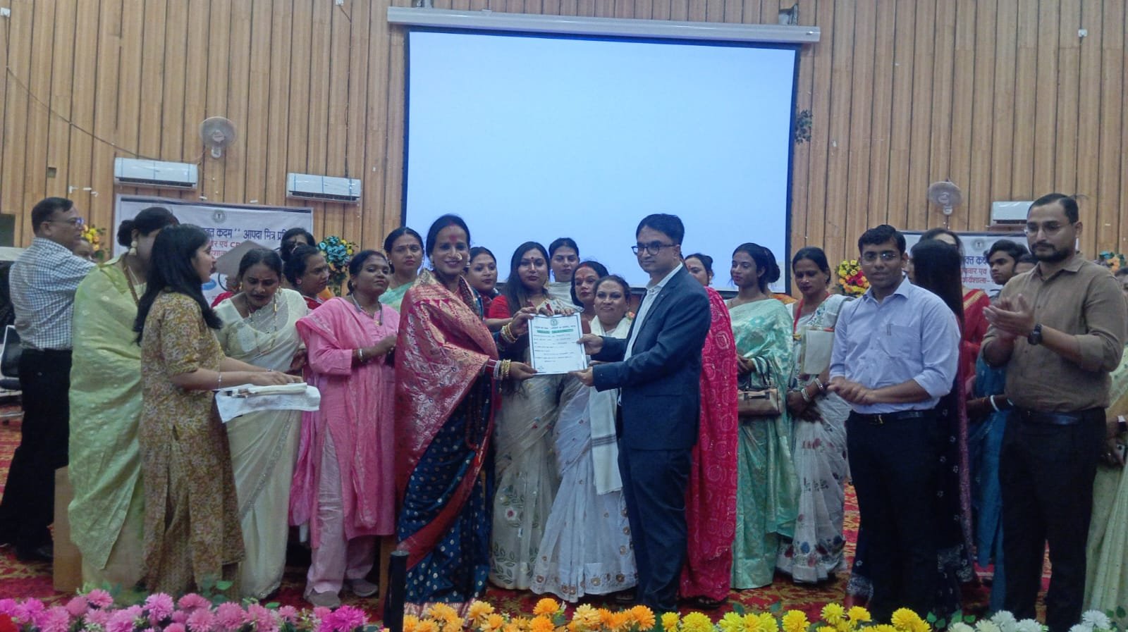 ट्रांसजेंडर समूह के लोगों को उपायुक्त द्वारा उपलब्ध कराया गया पहचान पत्र एवं पेंशन योजना से संबंधित पत्र