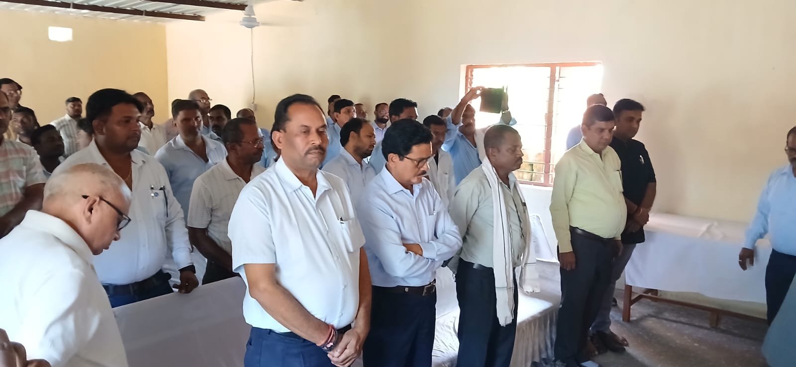 श्रमिक नेता राम विनय त्रिपाठी के निधन पर,भुरकुंडा में हुई शोक सभा, दी गई श्रद्धांजलि