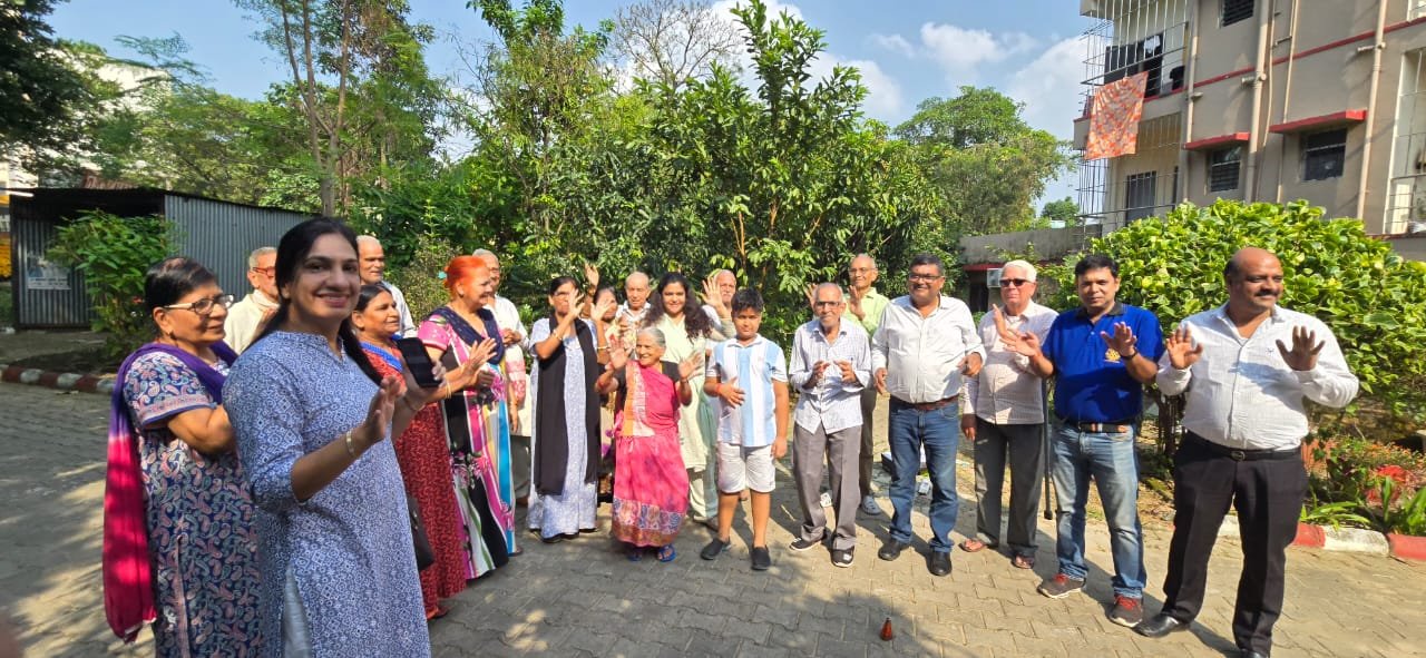 खुशियों के दीप से रोशन हुए बुजुर्गों के चेहरे