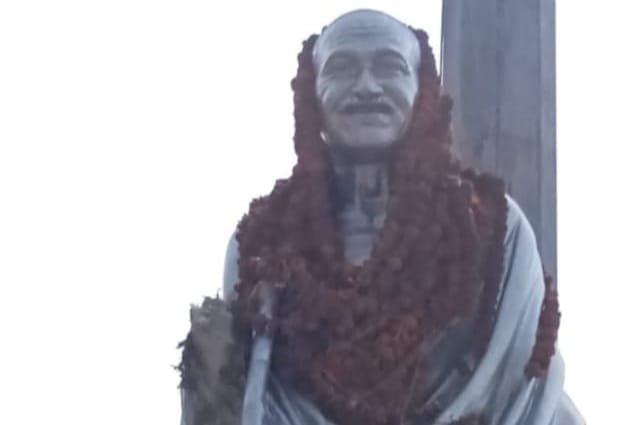 शरारती तत्वों ने गांधी जी की आदमकद प्रतिमा को क्षतिग्रस्त किया