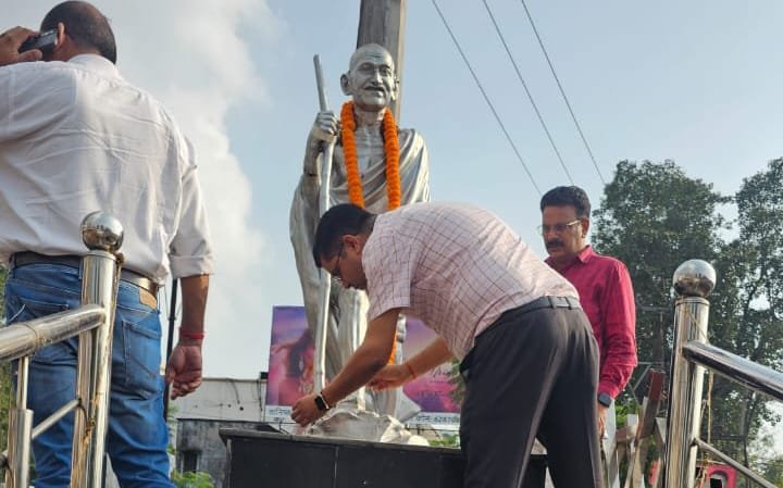 उपायुक्त के निर्देश पर अनुमंडल पदाधिकारी एवं प्रभारी पदाधिकारी गोपनीय शाखा ने किया गांधी चौक स्थित महात्मा गांधी की प्रतिमा का निरीक्षण