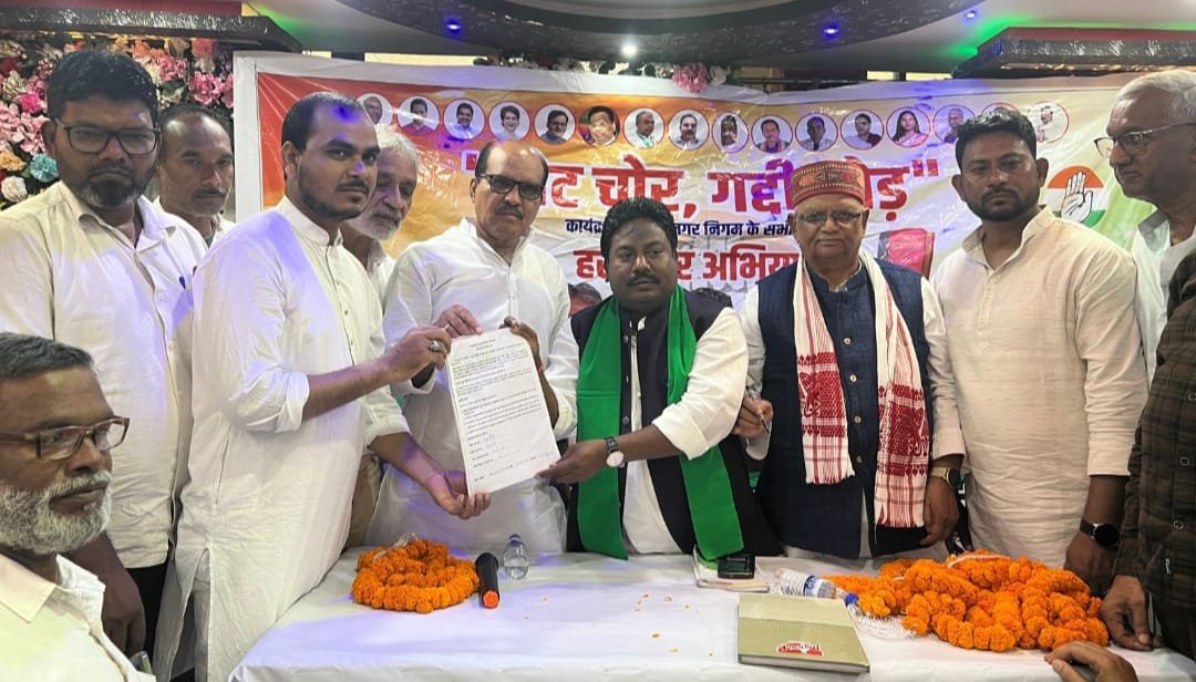 नगर कांग्रेस कमेटी ने वोट चोर गद्दी छोड़ अभियान के तहत हस्ताक्षर अभियान चला