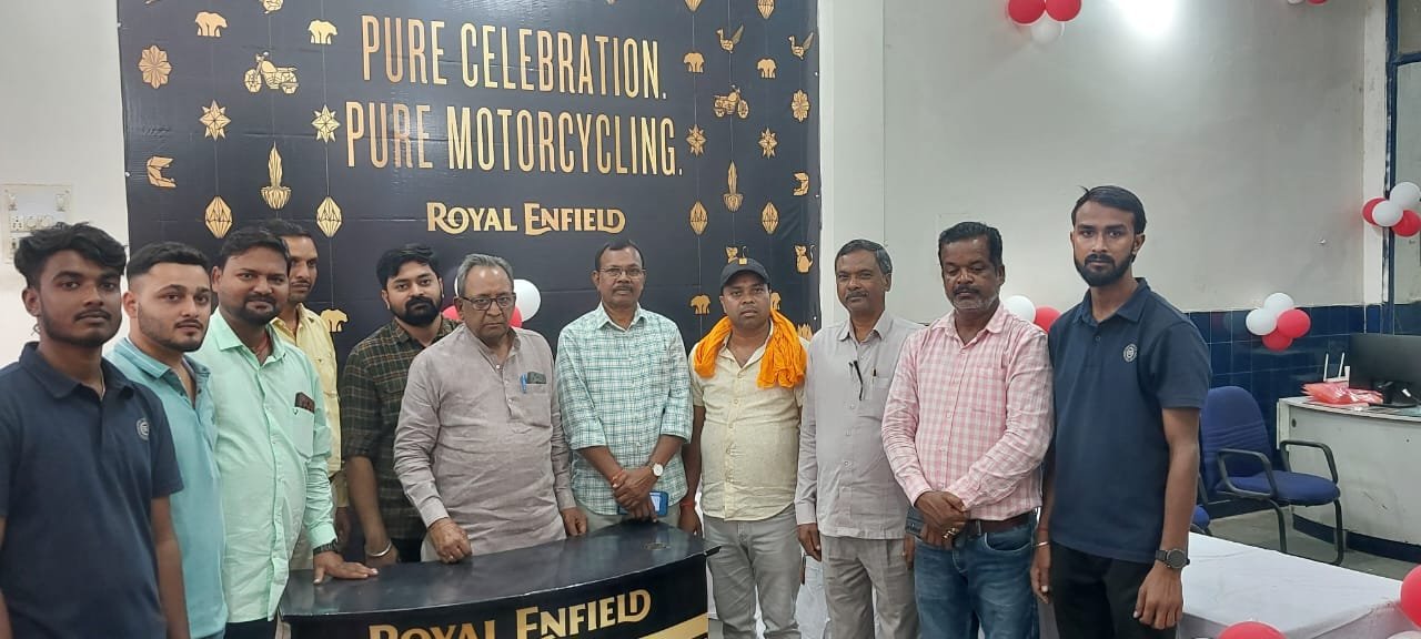 रॉयल एनफील्ड शोरूम न्यू मार्केट पीटीपीएस में कस्टमर मीट का हुआ आयोजन