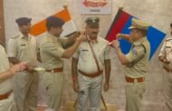 दो नवप्रोन्नत पुलिसकर्मी को पुलिस अधीक्षक के द्वारा स्टार लगाकर प्रोन्नति के लिए बधाई दी