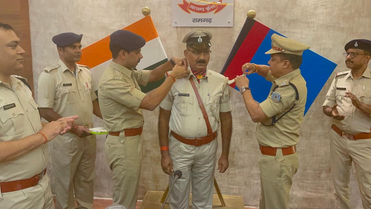 दो नवप्रोन्नत पुलिसकर्मी को पुलिस अधीक्षक के द्वारा स्टार लगाकर प्रोन्नति के लिए बधाई दी