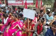 बोनस की मांग को लेकर ठेका मजदूरों का सीसीएल मुख्यालय के समक्ष धरना प्रदर्शन