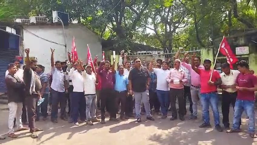 ठेका चालको ने महाप्रबंधक कार्यालय से समक्ष दिया धरना, सौपा मांग पत्र