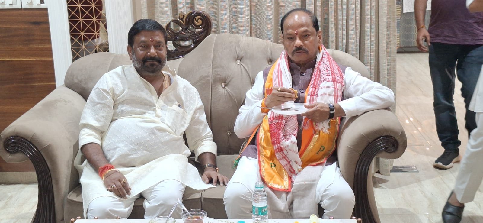 पूर्व मुख्यमंत्री रघुवर दास कार्यकर्ता के आवास गए