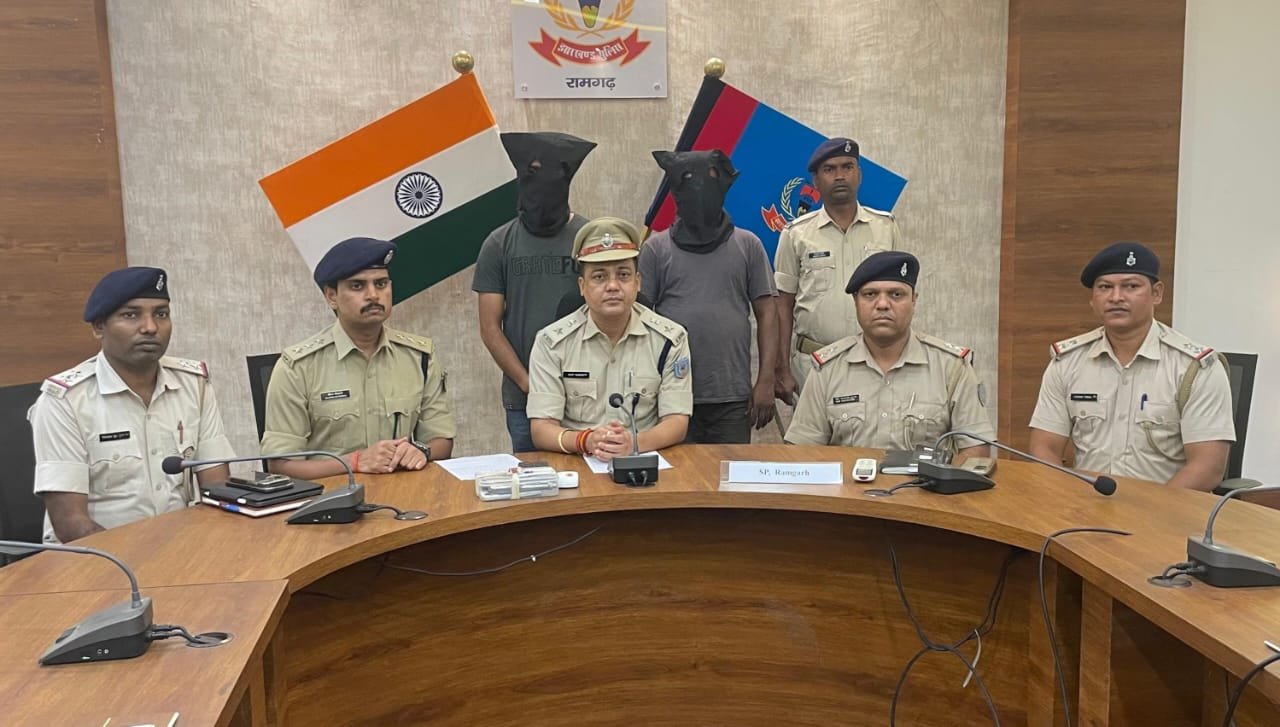 रामगढ़ पुलिस ने पांडेय गिरोह के दो सदस्य को हथियार के साथ गिरफ्तार किया