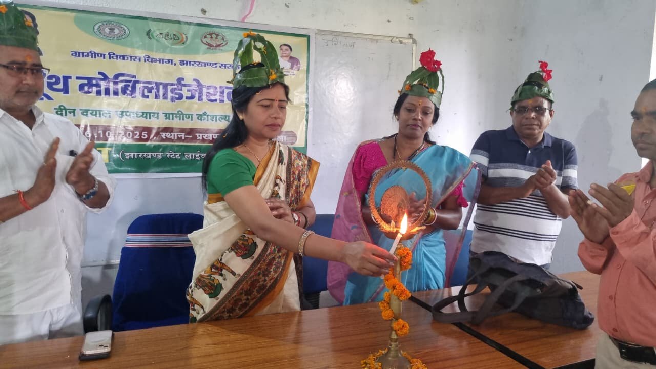 गोला में पंडित दीनदयाल उपाध्याय कौशल योजना के तहत यूथ मोबिलाइजेशन कैंप का आयोजन