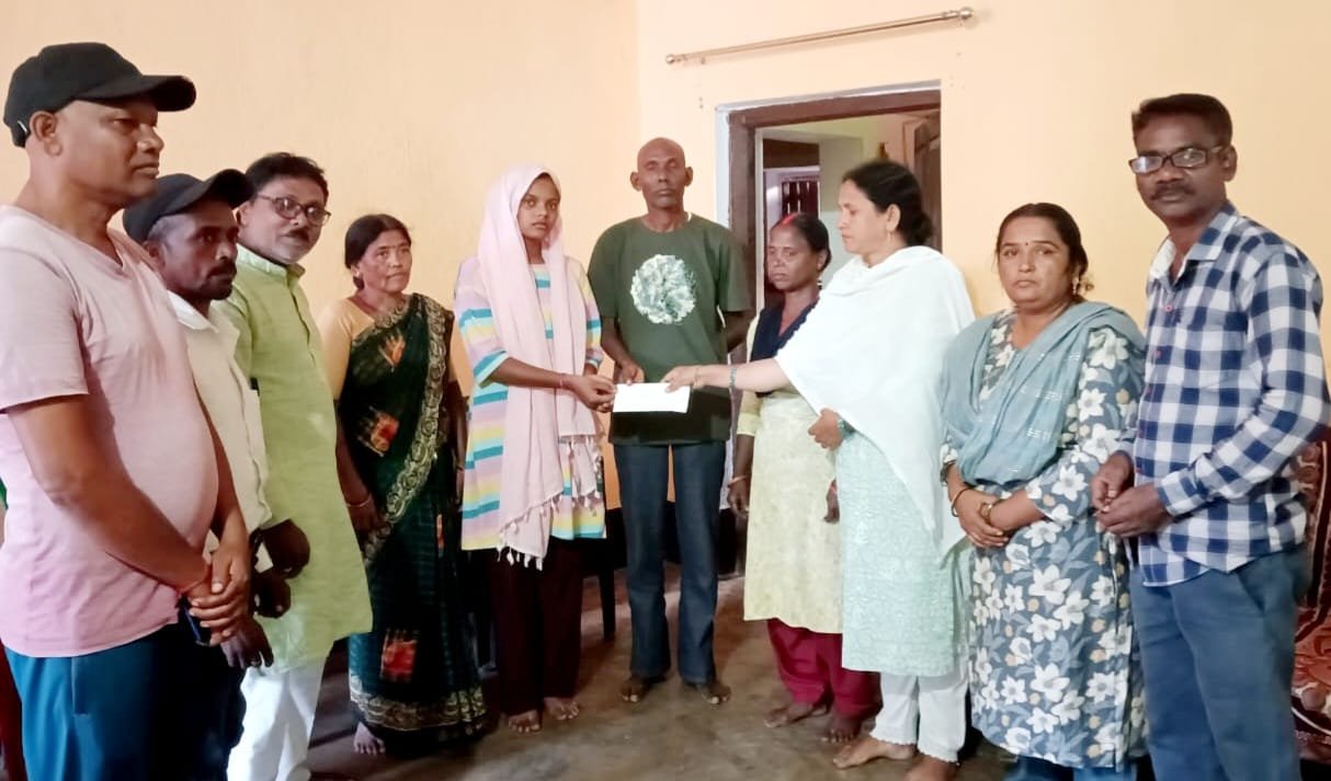 शोकाकुल परिवार से मिला सेविका संघ का प्रतिनिधि मंडल, दी आर्थिक सहायता