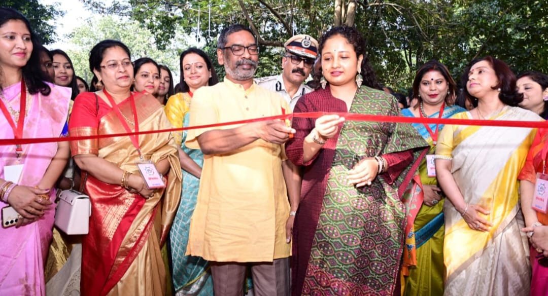 मुख्यमंत्री एवं विधायक ने इंडियन पुलिस सर्विस ऑफिसर्स वाइव्स एसोसिएशन की ओर से आयोजित तीन दिवसीय दिवाली मेला का किया उद्घाटन