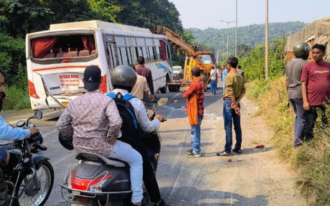 रामगढ़-रांची मार्ग पर चुटूपालू घाटी में बस और ट्रेलर के बीच टक्कर