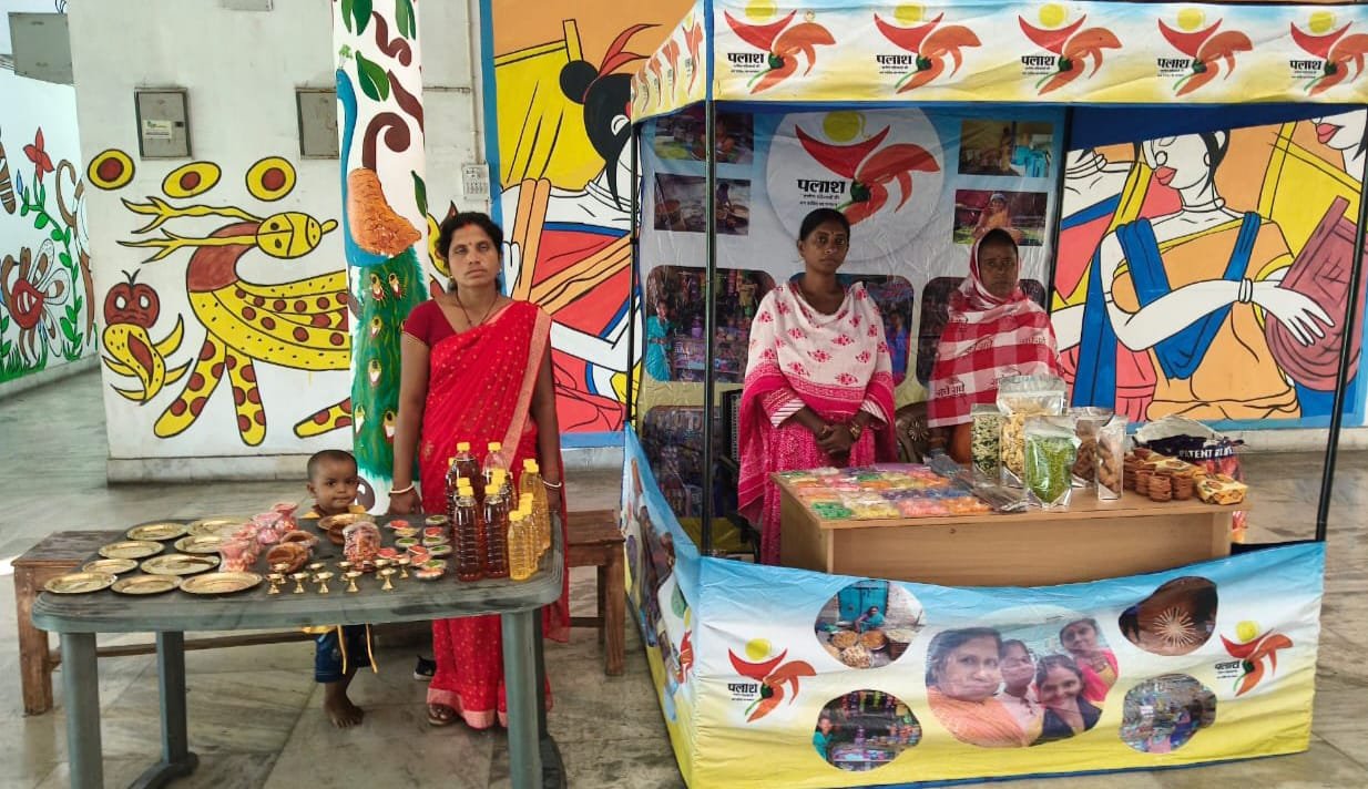 जेएसएलपीएस की पहल: “पलाश” उत्पादों की प्रदर्शनी ने दीपावली मेले में बढ़ाई रौनक