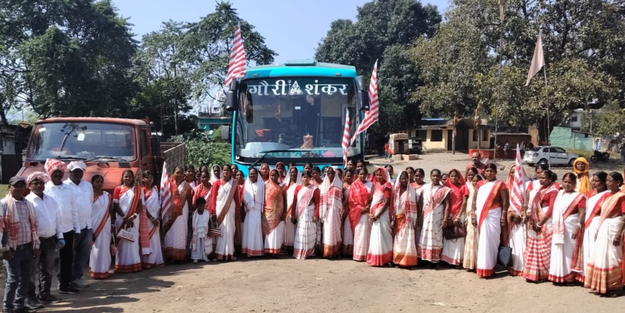 आदिवासी महारैली में शामिल होने के लिए भारी संख्या में महिला व पुरुष हुए रवाना