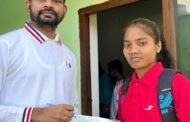 टाइगर जयराम महतो ने डूमरी के काजल कुमारी को कराटे किट लेने हेतु निजी वेतन से आर्थिक सहयोग