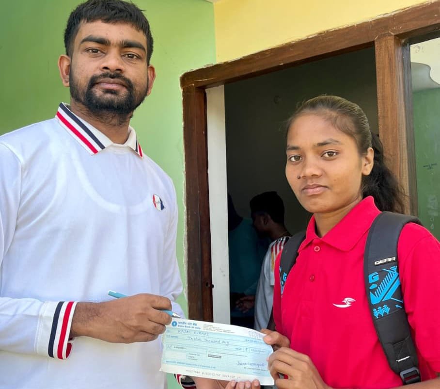 टाइगर जयराम महतो ने डूमरी के काजल कुमारी को कराटे किट लेने हेतु निजी वेतन से आर्थिक सहयोग