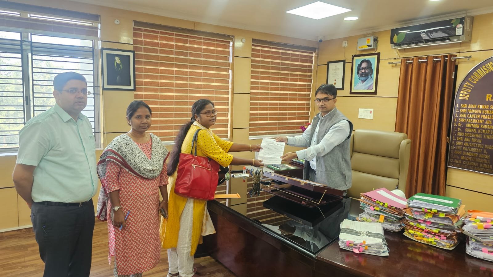 दिवंगत पूर्व राजस्व उप निरीक्षक की आश्रिता को उपायुक्त ने सौंपा नियुक्ति पत्र