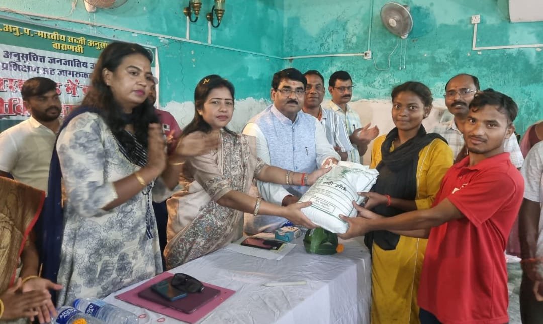 गोला में अनूसूचित जनजाति के किसानों के बीच में हुआ मटर बीज का विवरण