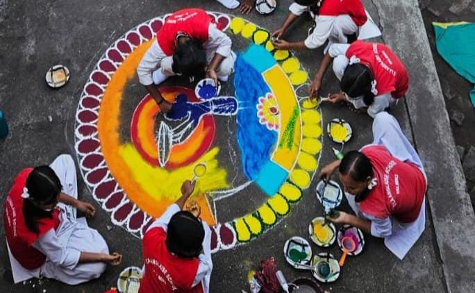 ए’ला एंगलाइज विद्यालय में अंतर सदन रंगोली प्रतियोगिता एवं छठ पूजा प्रस्तुति का भव्य आयोजन