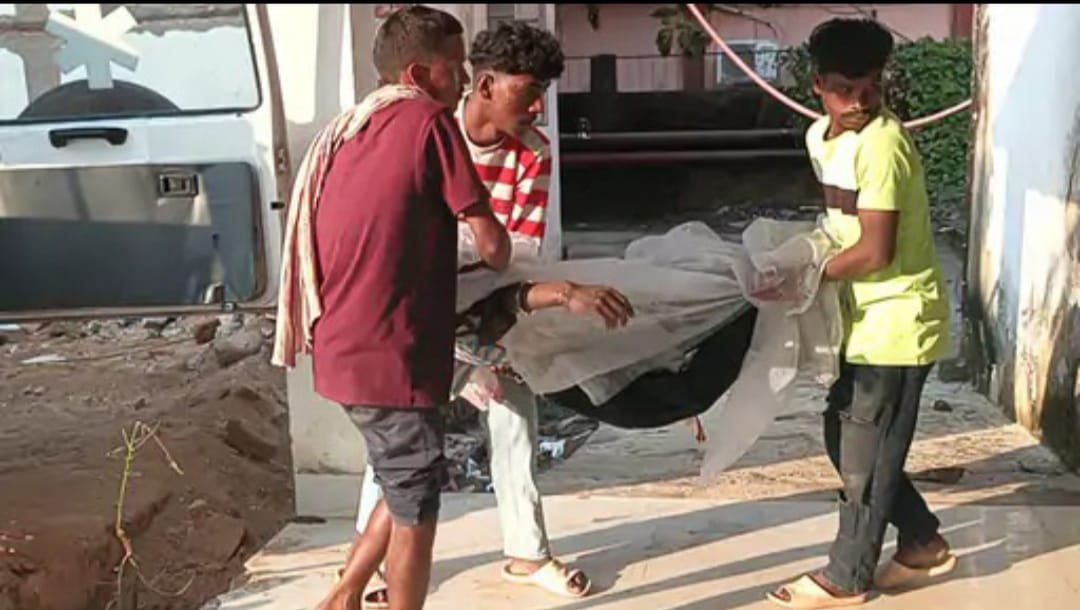 गुमला में बस की चपेट में आया बाइक सवार,17 वर्षीय किशोर की मौत, तीन दोस्त घायल