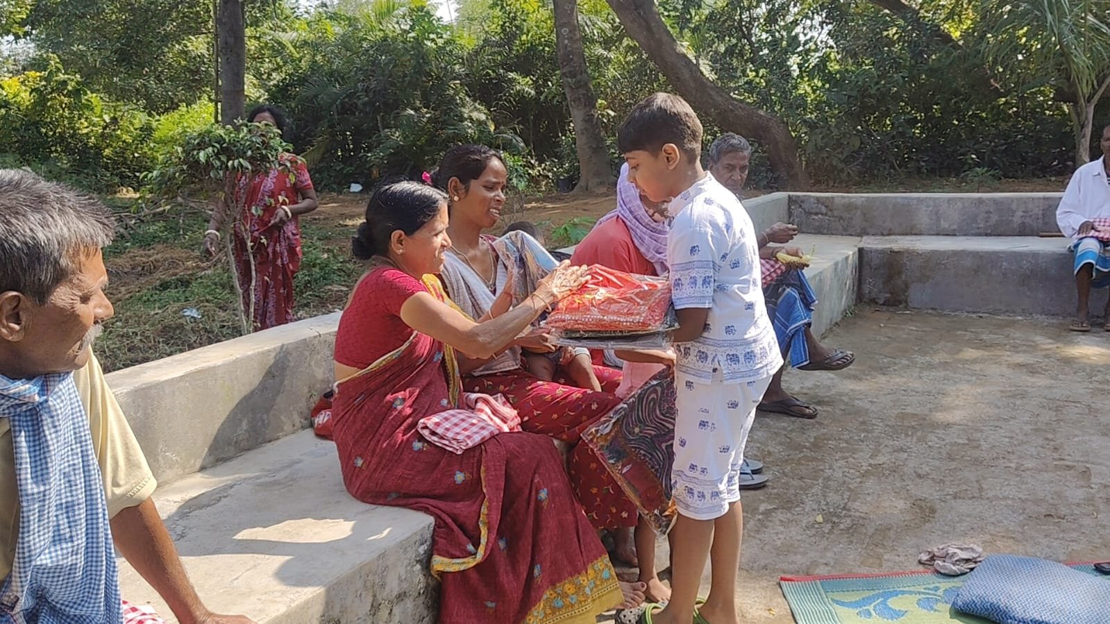 चेतना शाखा ने ओल्ड एज होम में मनाई दिवाली, बांटी खुशियां