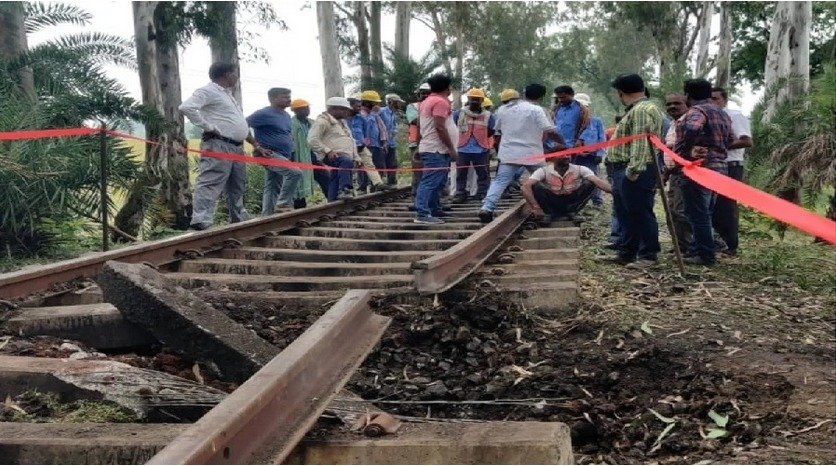 गढ़वा में रेल हादसा: दो ट्रेनों की चपेट में आने से महिला और दो पशुओं की दर्दनाक मौत