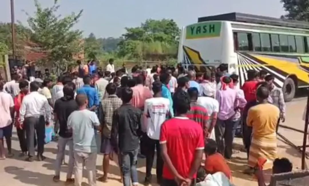 बोकारो में बस की टक्कर से अधेड़ की मौत,एक घायल