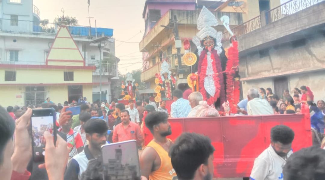मां काली की पूजा अर्चना के उपरांत किया गया विसर्जन