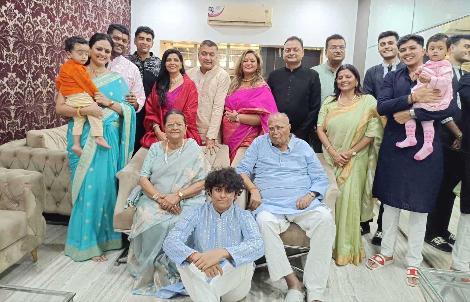 बिहार चुनाव प्रचार से लौटे हजारीबाग सांसद ने धूमधाम से मनाई दीपावली
