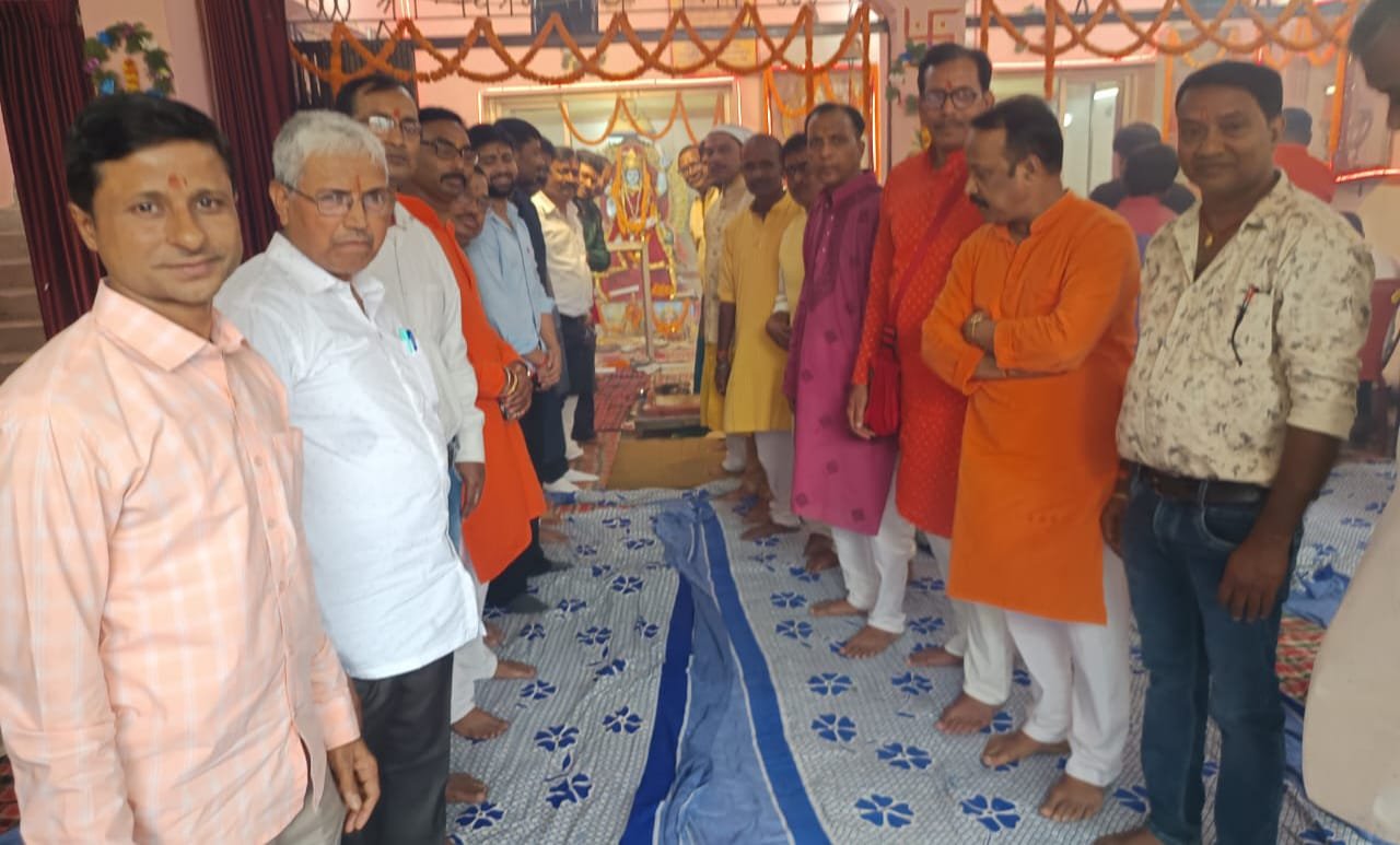 ब्रह्मा के अंश से जन्म लेने वाले एवं दुनिया के कर्मों का हिसाब रखने वाले चित्रगुप्त की पूजा धूमधाम से संपन्न