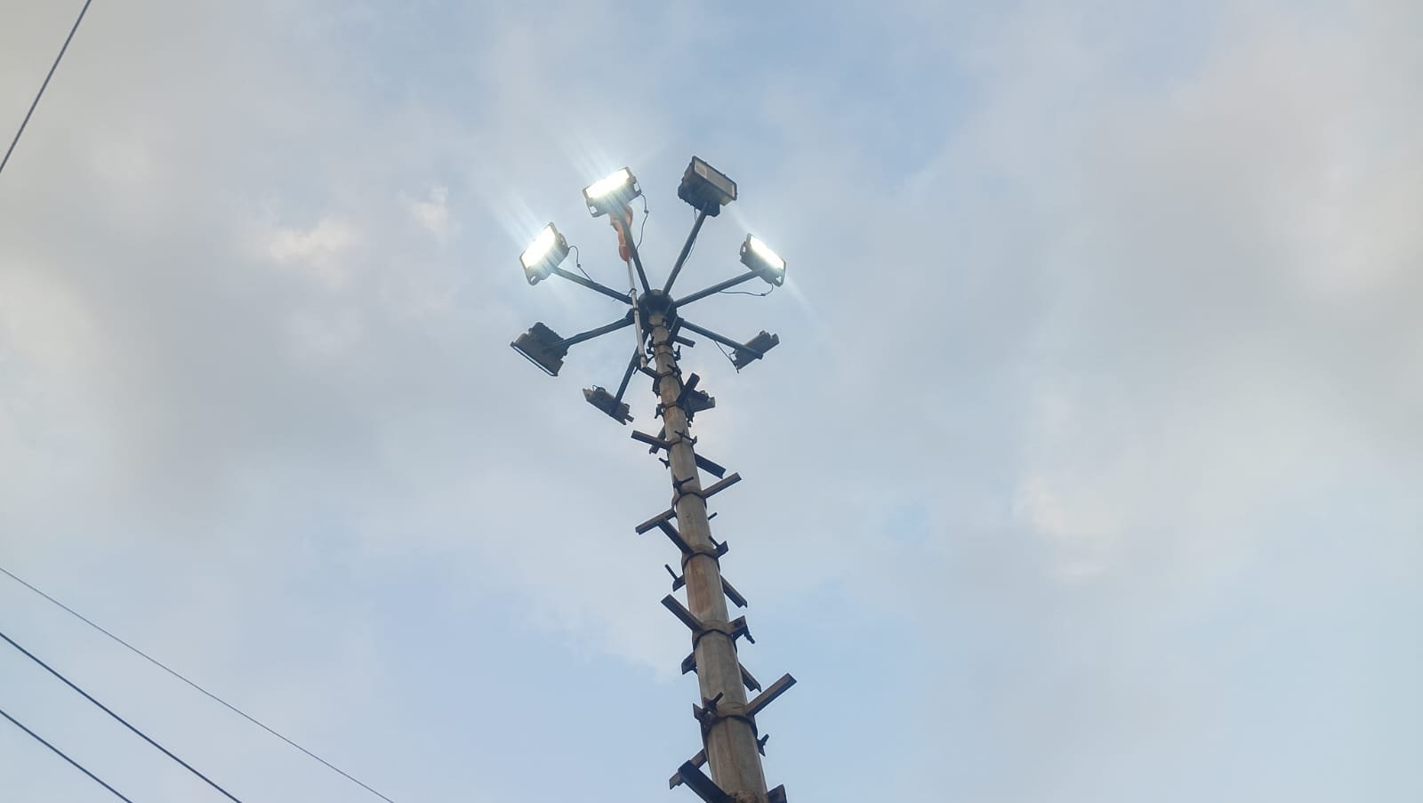 भगत सिंह चौक लगे हाई मास्ट लाइट की मरम्मत से दुकानदारों व ग्रामीणों में खुशी की लहर