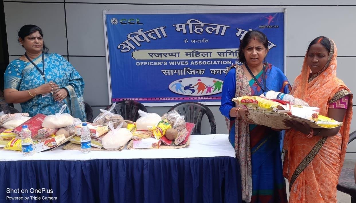 रजरप्पा क्षेत्र में छठ पूजा के अवसर पर साड़ी एवं श्रृंगार सामग्री का वितरण