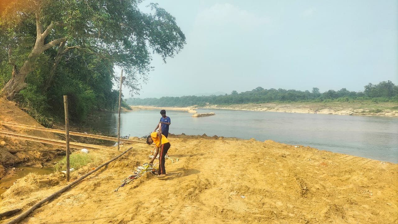 दामोदर नदी छठ घाट की साफ सफाई अंतिम चरण में