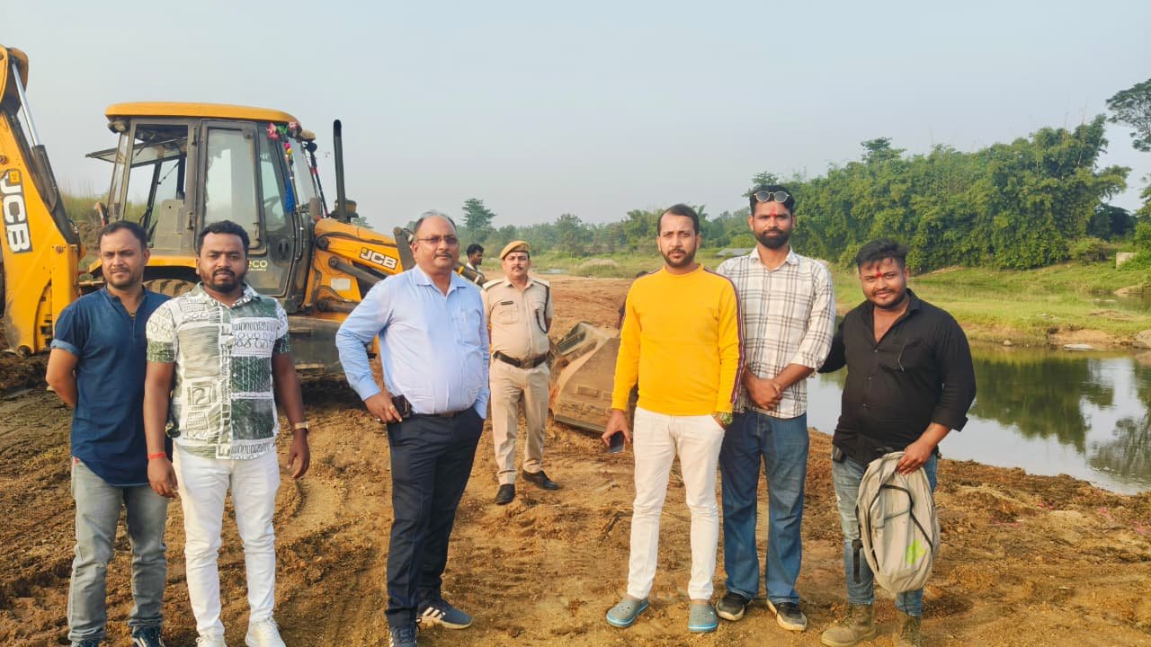 सांसद के निर्देश पर सीसीएल के महाप्रबंधक ओर सांसद प्रतिनिधि ने घाट पहुंचकर लिया तैयारी का जायजा