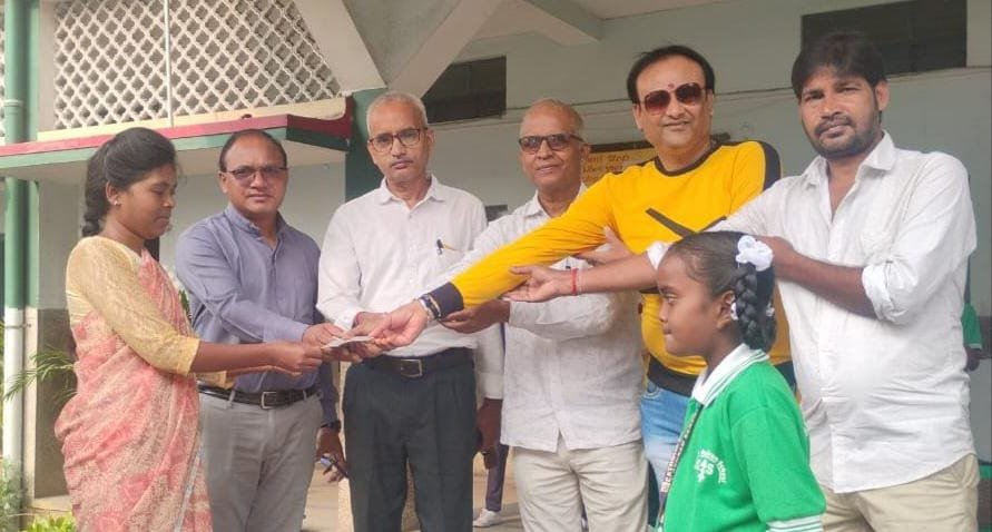 बच्ची देवी सेवा समिति ने एक छात्रा को पूर्ण शिक्षा खर्च का दायित्व लिया