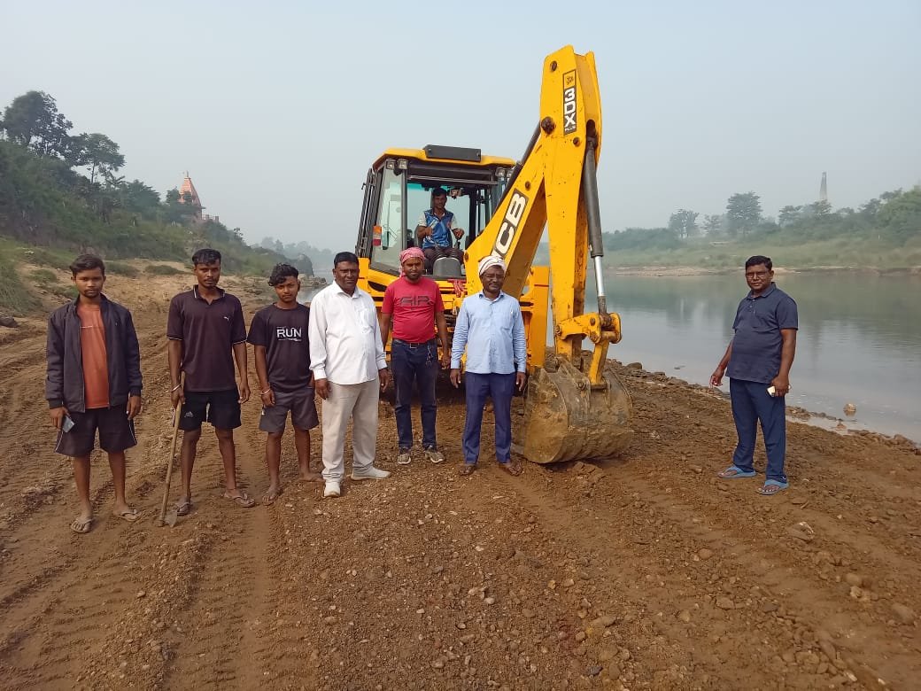 रामगढ़ जिला पार्षद ने दामोदर नदी पर छठ घाट की साफ सफाई कराया