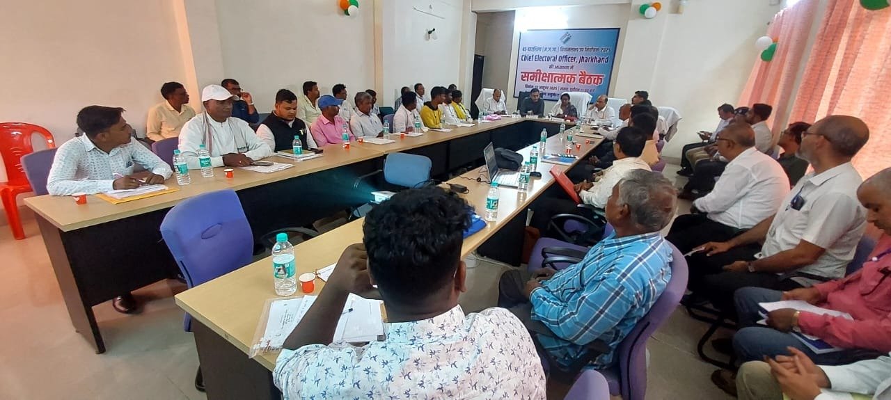 घाटशिला उपचुनाव के लिए उम्मीदवारों और अभिकर्ताओं को दी गई चुनाव प्रक्रिया की जानकारी