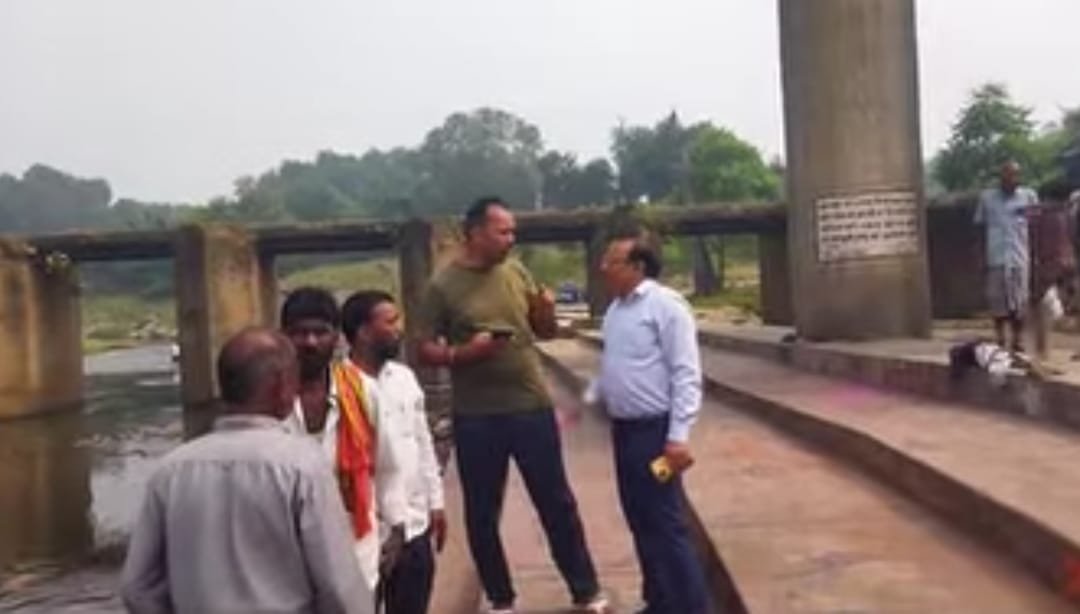 पतरातू बीडीओ ने भुरकुंडा छठ घाट का किया निरीक्षण,समिति से व्यवस्था की ली जानकारी