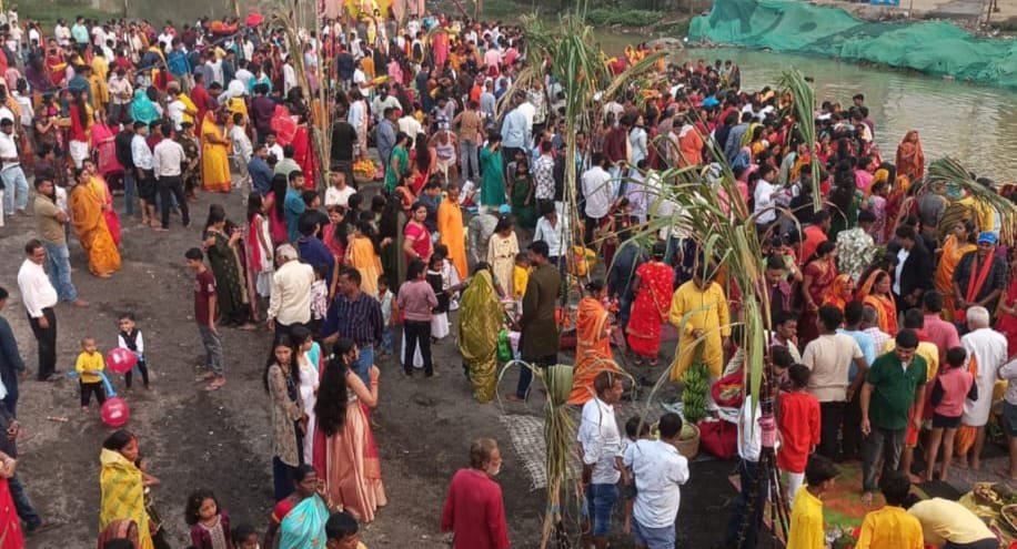 गोला क्षेत्र में आस्था का चार दिवसीय छठ महापर्व धूमधाम एवं हर्षोल्लास के साथ मनाया गया