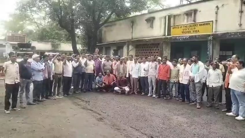 गिद्दी 'ए' कोलियरी रोड सेल में रैयत विस्थापित प्रभावितों ने ज्ञापन सौंपा, किया विरोध प्रदर्शन