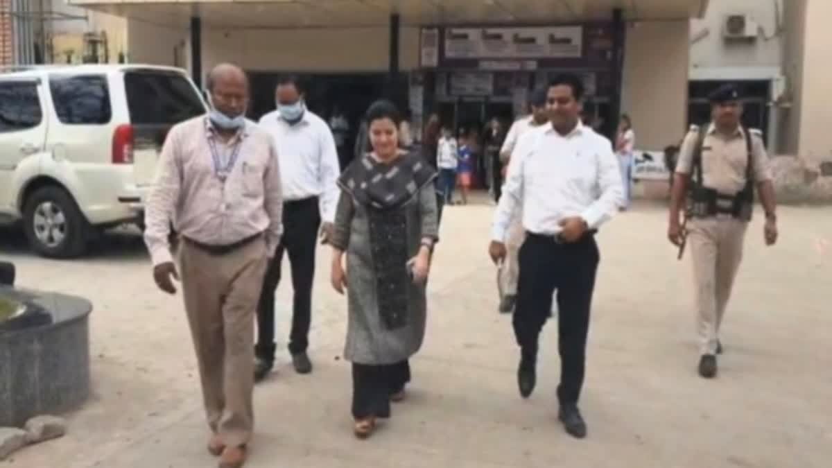 चाईबासा ब्लड बैंक में लापरवाही का मामला : विशेष सचिव डॉ नेहा अरोड़ा की अगुआई में टीम ने शुरू की जांच