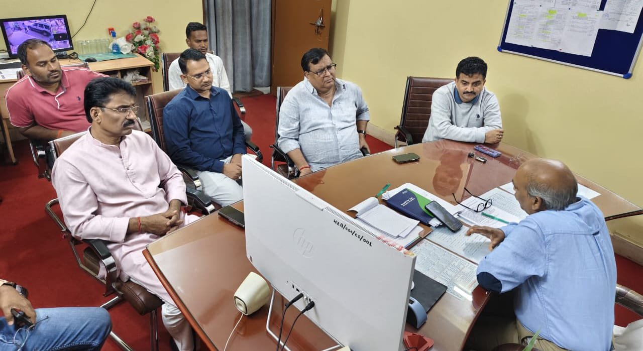 केरेडारी सामुदायिक स्वास्थ्य केंद्र की कुव्यवस्था और चिकित्सीय लापरवाही पर सांसद प्रतिनिधि मंडल ने सिविल सर्जन को सौंपा ज्ञापन