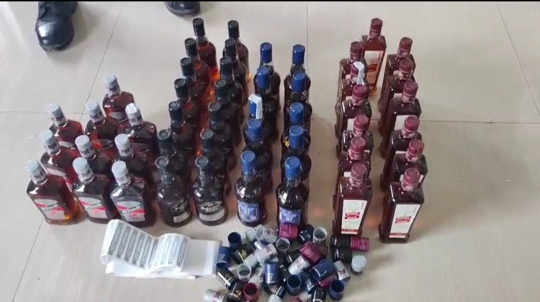 रजरप्पा मंदिर क्षेत्र में छापामारी,46 बोतल अवैध नकली शराब बरामद
