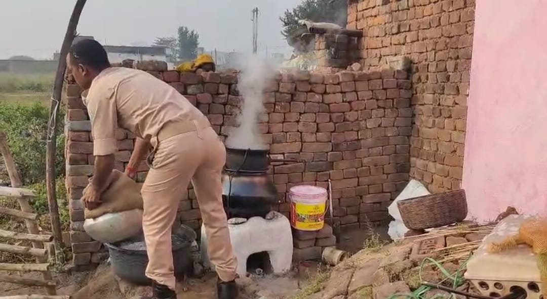 उत्पाद विभाग ने शहर के आसपास के क्षेत्र में छापामारी की